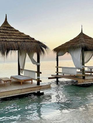 여름을 속삭이는 제르바: 하얀 벽, 푸른 하늘, 그리고 바닷바람