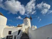 ๐ฌ๏ธ Oia and Its Iconic Windmills: Where Santorini Feels Like a Fairytale โจ