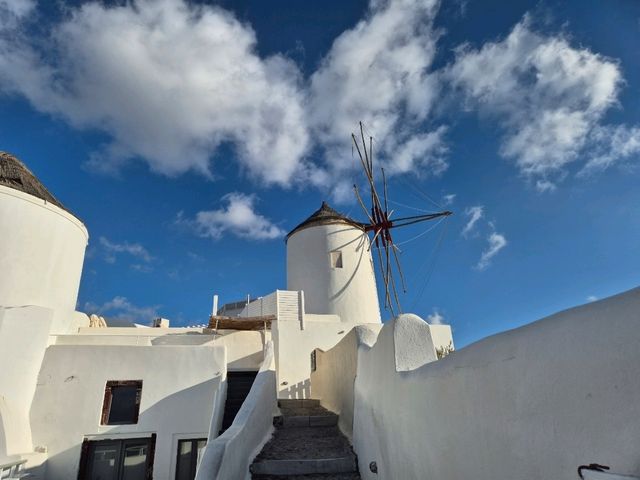 ๐ฌ๏ธ Oia and Its Iconic Windmills: Where Santorini Feels Like a Fairytale โจ ๐ฌ๏ธ Oia and Its Iconic Windmills: Where Santorini Feels Like a Fairytale โจ