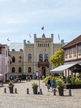 Kuldīga — เมืองลัตเวียที่โอบล้อมด้วยบ้านไม้สุดคลาสสิก และเสียงคำรามจากน้ำตกที่กว้างที่สุดในยุโรป