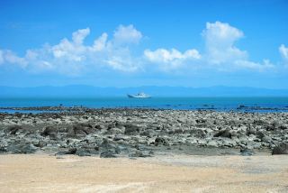 Off-season Wintering | Napping and watching the sea on a forgotten island