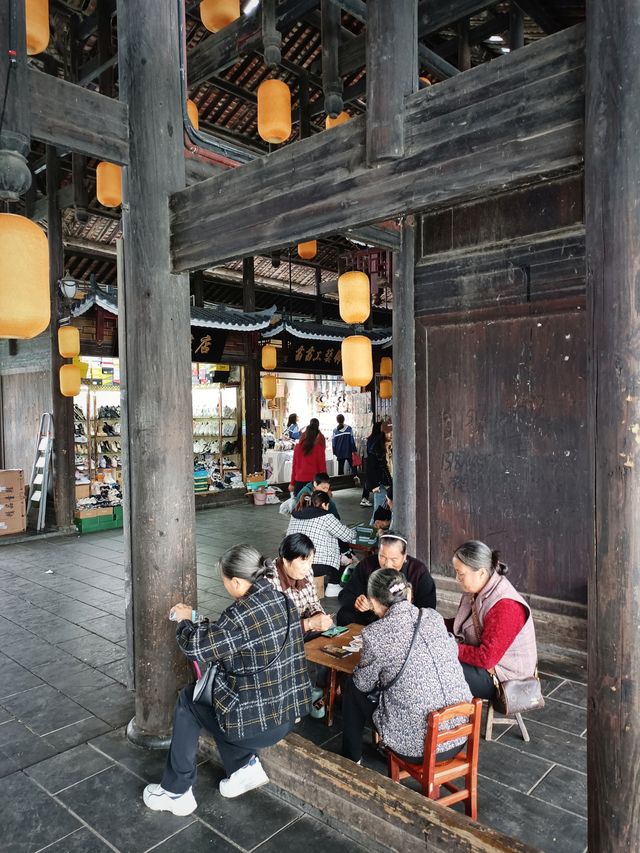 芷江龍津橋，全橋身用杉木卯眼相接，未用任何鐵釘鐵器，歷史上一直是湘黔公路的要塞，史稱“三楚西南第一橋