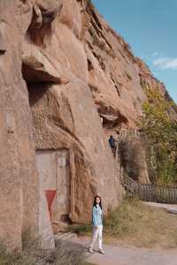 崖壁內開鑿的寶塔形石窟奇觀，手腳並用才能爬上