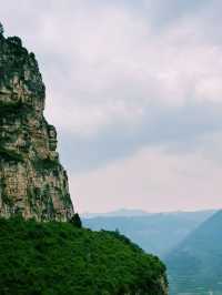 高山峻嶺中挺拔的一座雄峰，恰似一尊巨人手擎利劍直插雲霄