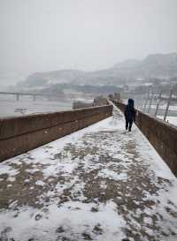 一夜雪後，濃霧中的三門峽大壩