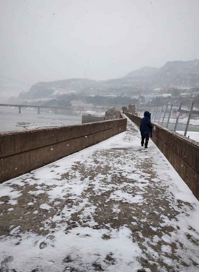 一夜雪後，濃霧中的三門峽大壩