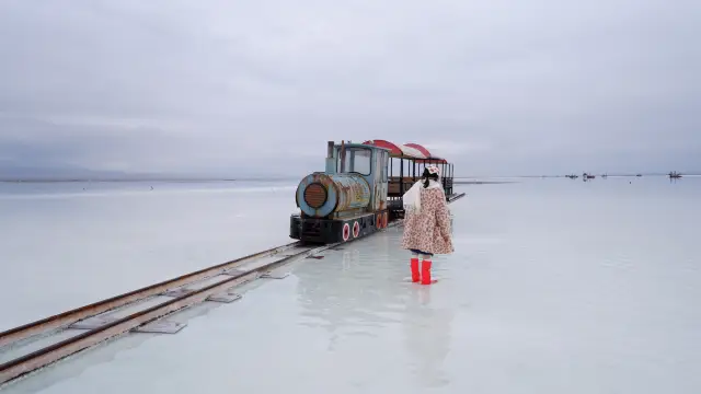The Chaka Salt Lake on a cloudy day also has its unique beauty