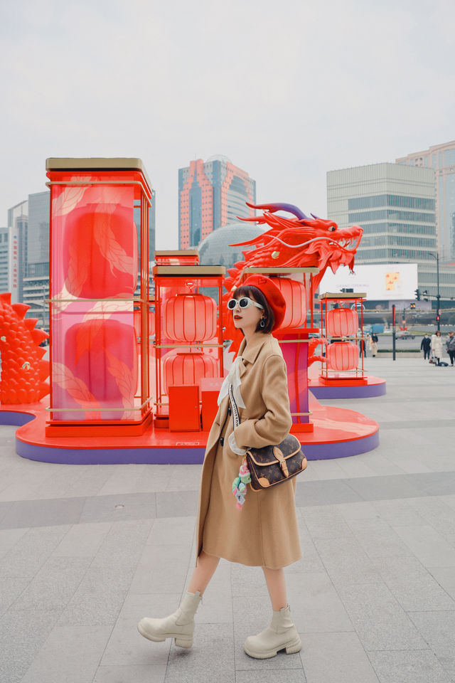 太震撼了徐家匯驚現中國紅的二龍戲珠 太震撼了徐家匯驚現中國紅的二龍戲珠