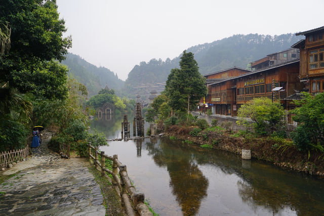 尤其是在春季，當油菜花盛開的時節，景色更加誘人