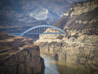 Climb the ancient plank road of a thousand years, admire the beautiful scenery of the Yellow River, and see the ten-mile peach blossoms at Ladder Cliff!