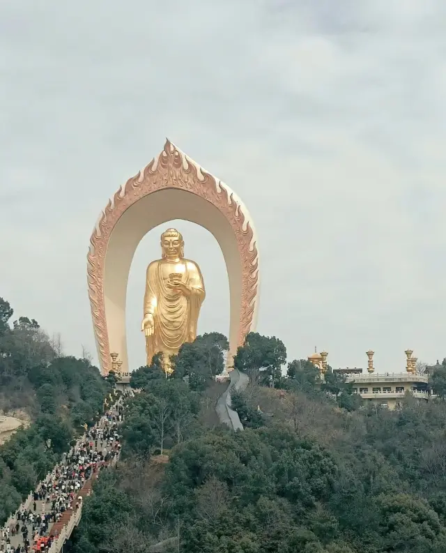 A Sacred Pure Land, Guide to the Great Buddha of Donglin in Jiujiang