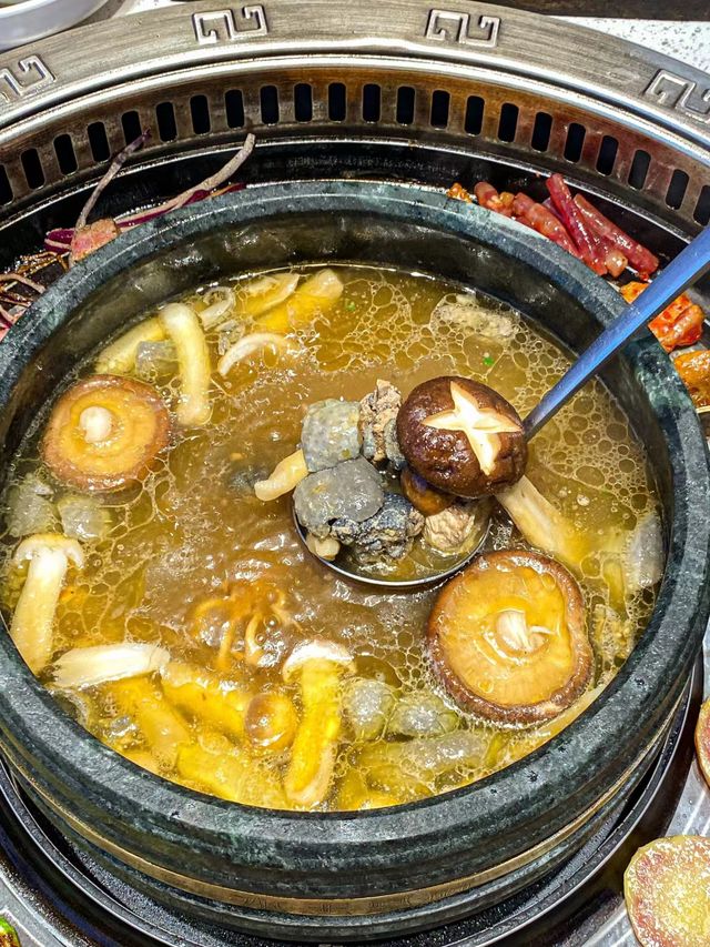 The mushroom hotpot restaurant in the ancient city of Lijiang is breathtakingly beautiful!