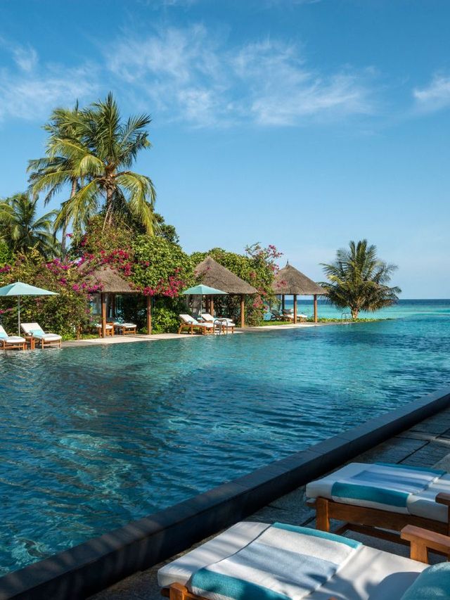 🌴 Maldives Magic: Luxe Stays & Pristine Beaches 🏖️✨