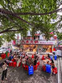 這家令人著迷的山城火鍋店，帶來無拘無束的放鬆感！