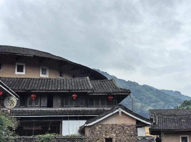 承啟樓：土樓明珠，歲月傳奇。