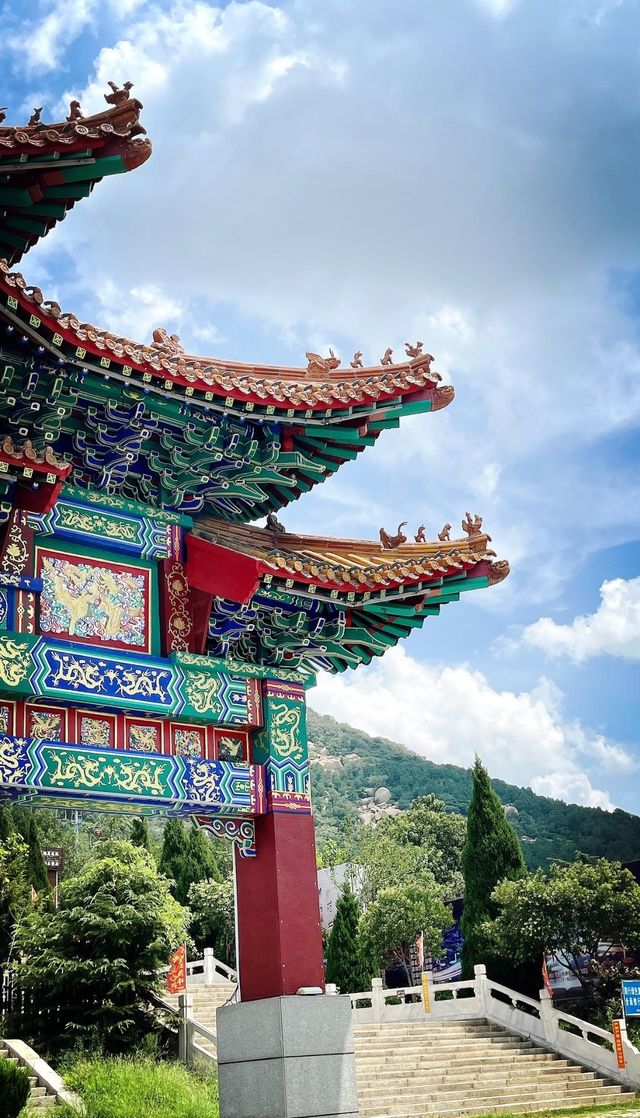 峄岳獨秀，萬壑藏幽：峄山風景名勝區，探幽千古奇石的秘密花園。