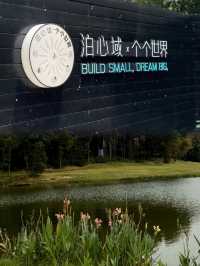 《森林中的童話夢境：黑色小飛象木屋》。