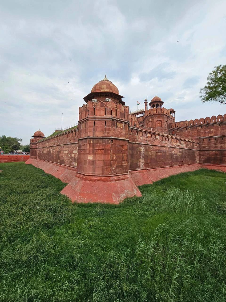 New Delhi: Hoa sen tại Pháo đài Đỏ, sự giao thoa giữa quá khứ và hiện tại.