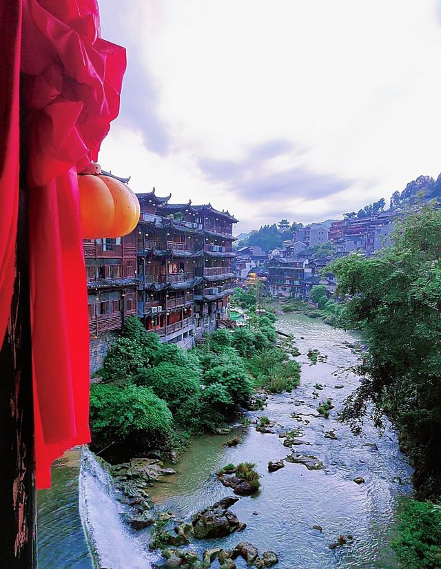 魅力湘西第九站：芙蓉鎮，千年瀑布懸掛的古鎮。