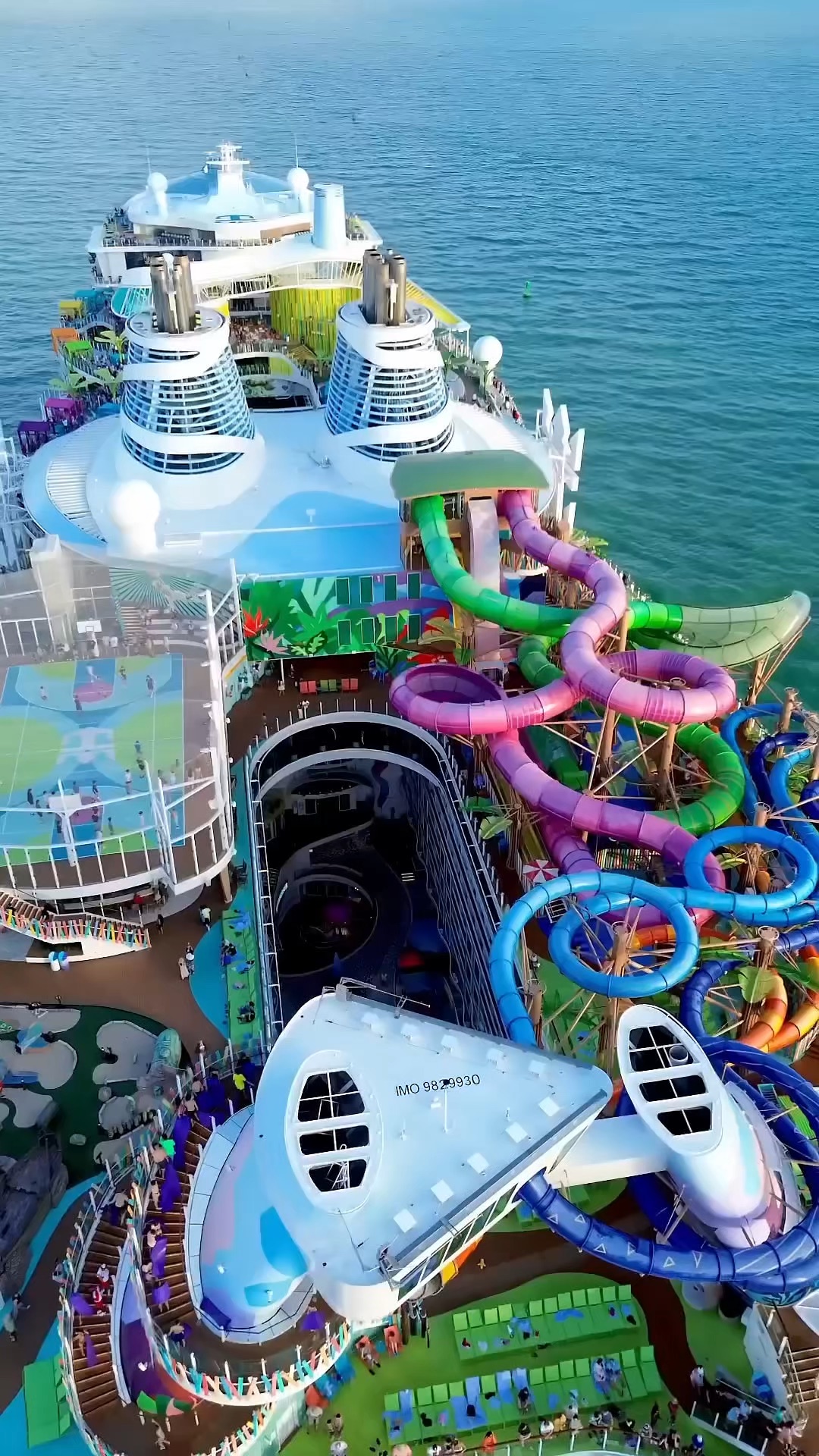 After a few days at Royal Caribbean, I finally understood——
☁️The sun shines into the room, and the whole blue is visible when you open the window
☕Eat breakfast slowly on the deck, the sea breeze is just right
🎭After watching a musical in the evening, walk back to the room, and there are stars to accompany you

This is not a vacation, it is the ideal form of life.
No rush, no crowds,
Every day is like a postcard,
Sent from the eyes back to the depths of the heart.

📍We took the [Royal Caribbean ✦ Spectrum of the Seas] this time
✔️The room is spacious and comfortable, and the scenery outside the window is different every day
✔️The restaurant is of super high standard, lobster and steak are served in turn
✔️There are so many activities to play, and there is also a Bionic Bar robot bartending🍸

If you also want to take a trip without an alarm clock,
then add this ship to your list. 🌅

#RoyalCaribbean #PremiumCruiseTravel #SeaLifestyle #CruiseVibes #CruiseFreeTravel #SpectrumoftheSeas #VacationInspiration #TravelDiary