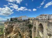 龍達（Ronda），呢座建喺懸崖上嘅白色小鎮