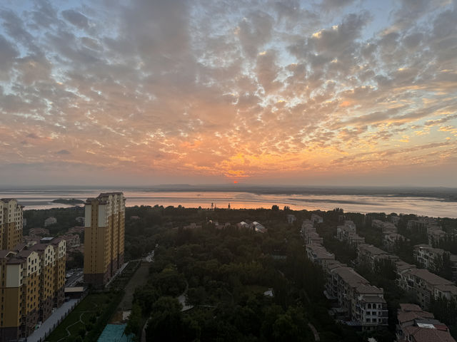 沙海奇景！推窗即見烏海湖，承包你的奇幻暑假