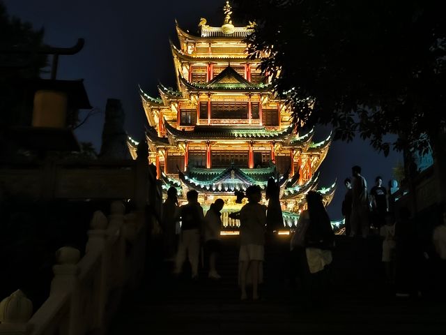 呢場大雨澆唔熄我對重慶嘅熱情！啱啱打卡完絕美夜景觀賞地鴻恩閣，即刻嚟俾你哋安利呢個寶藏景點 鴻恩