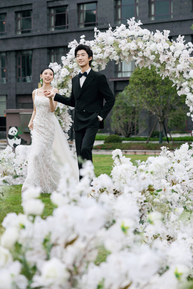 將婚禮搬到草坪上,心動不止一萬次。 將婚禮搬到草坪上,心動不止一萬次。