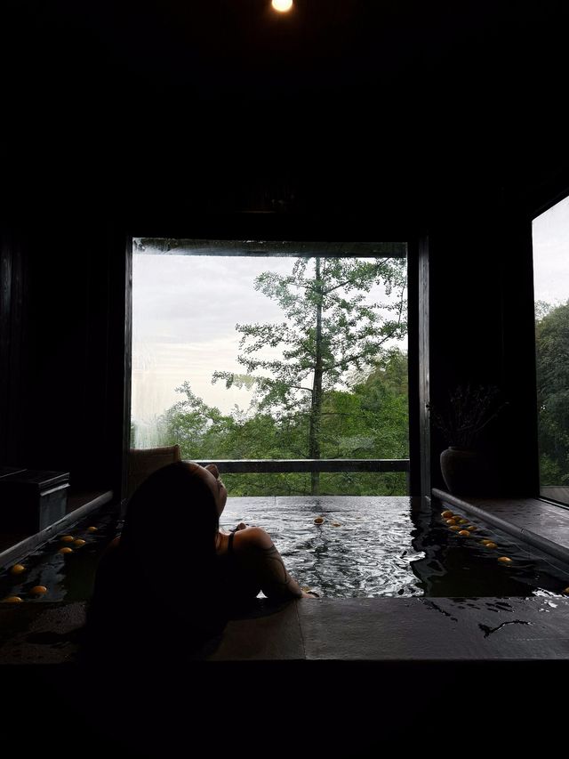 為了這間私湯木屋，我專程又去了趟青城山