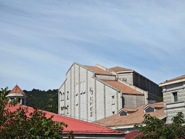 廬山，這座被譽為「人文聖山」的避暑勝地，正靜靜等待你的到來。讓人完全沉浸於它的詩意與清涼。 行程安