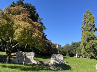 準備好在陽光明媚的日子裡探索帕多瓦了嗎？ ☀️ 這座位於帕多瓦省的義大利瑰寶，擁有許多歷史悠久的教堂、令人驚嘆的建築和充滿活力的廣場。以下是我的終極高效攻略——相信我，帕多瓦融合了西式風格和現代文化，絕對是攝影愛好者的天堂！

必遊景點：

1. 埃雷米塔尼教堂 (Chiesa degli Eremitani)（地址：Piazza Eremitani, 9, 35129 Padova PD）

開放時間：週一至週五 07:30–19:00，週六至週日 09:00–19:00

不妨從這座寧靜的教堂開始您的旅程——它靜謐的氛圍和精美的壁畫將是完美的起點。以城市天際線為背景拍張照片吧，陽光明媚的早晨，光線更是美不勝收！

2. 斯克羅韋尼禮拜堂（Piazza Eremitani, 8, 35121 Padova PD）

開放時間：09:00–19:00

藝術愛好者絕對不容錯過。建議提前在trip.com預訂，欣賞喬托令人嘆為觀止的壁畫（入場截止時間為18:45，請合理安排時間！）。

3. 水果廣場（Piazza della Frutta, 36, 35100 Padova PD）

全天開放

在熱鬧的露天市集攤位間結束您的旅程。您可以購買新鮮水果，或在咖啡館露臺上放鬆身心，欣賞帕多瓦的經典街景。

我的建議：

帕多瓦非常適合步行遊覽－穿上舒適的鞋子，盡情享受陽光吧！提前在線預訂熱門景點的門票，免去排隊之苦。雖然公車班次頻繁，但漫步於戶外文化景觀之中才是最美好的體驗。

美食小秘訣：如果天氣好，不妨在廣場上享用一份香濃的義式冰淇淋！

實用資訊：

交通：步行加當地公車，輕鬆方便。

貨幣：大多數地方都接受刷卡，但帶些零錢在市場購物會比較方便。

天氣：陽光明媚，戶外活動豐富多彩。記得帶太陽眼鏡！

提前在trip.com上規劃行程，輕鬆入境，享有超值優惠。

#帕多瓦探險之旅 #義大利旅行 #教堂美景 #TripCom #冰淇淋獵人