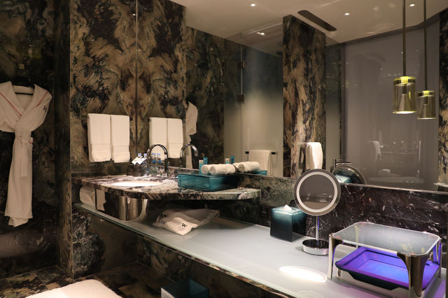 🌊 Fantastic Lake View Room: Push the Window to See a Tang Dynasty Scroll