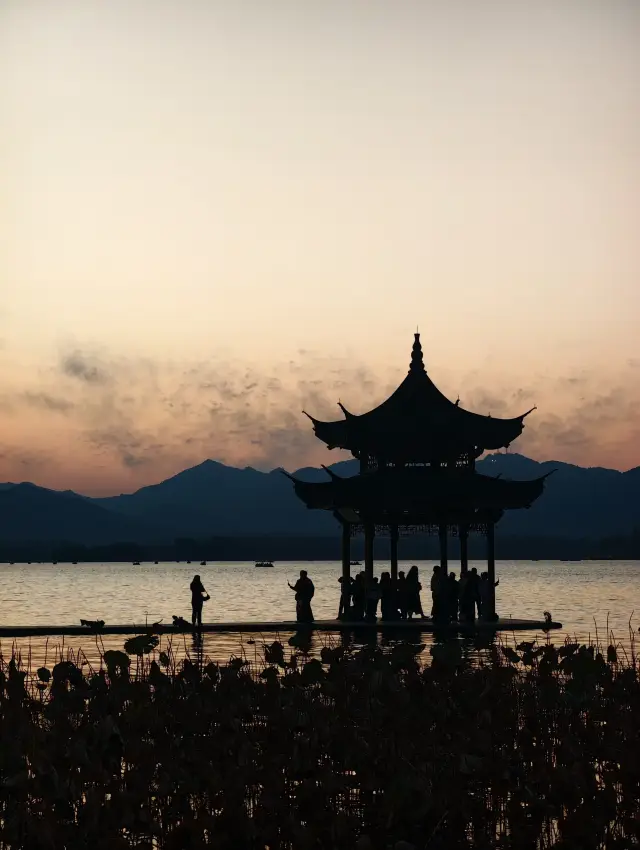 Experience the stunning sunset moments at West Lake in Hangzhou, with a map included