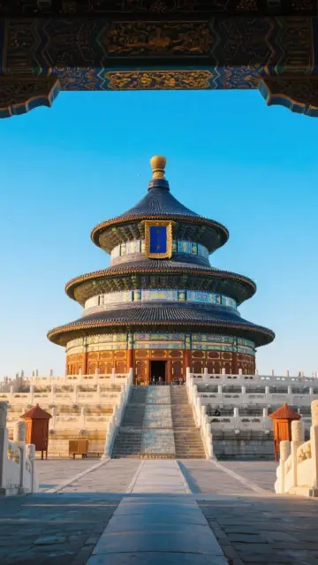 「皇帝祭天嘅地方！」走進600年皇家祭壇，我聽見咗天空嘅回答！ 喺北京中軸線南端， 有一片被古柏環