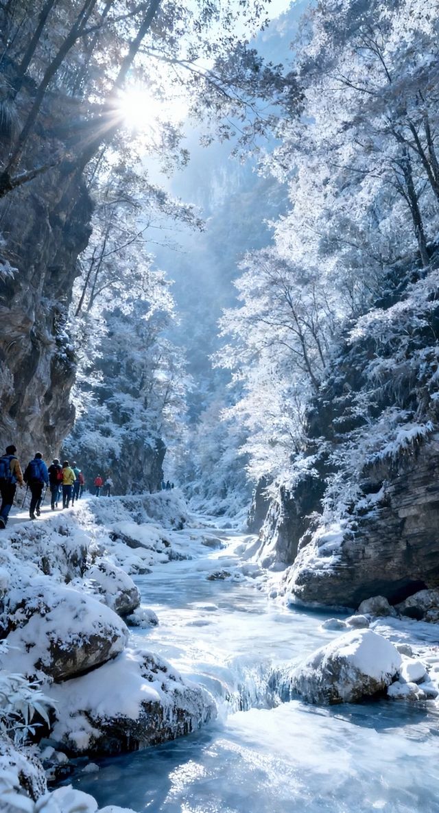 南津關秋冬開掛！徒步穿紅葉秘境，冰瀑藏著峽谷慢時光