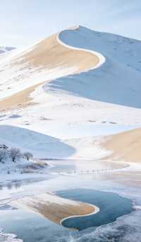 避開人潮!冬日鳴沙山月牙泉,獨享一片銀白秘境
