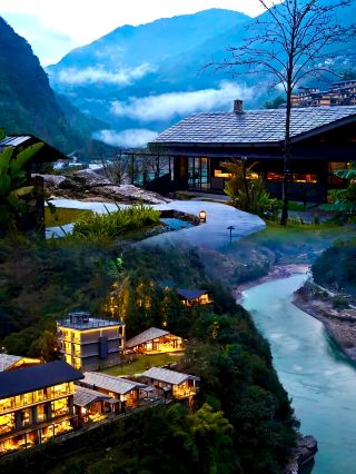 Discovered a Hidden Luxury Fairy Tale Hotel by the Nujiang River, Lying Down to Watch Snowy Mountains and Sea of Clouds