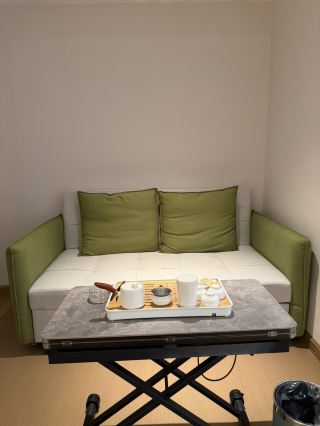 Идеальный выбор для девичника: роскошный номер Executive King Room в отеле Ouxia Mediterranean Hotel.