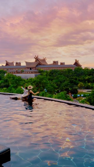 Encounter a cool summer vacation at Kunming Dianpan forest hot springs