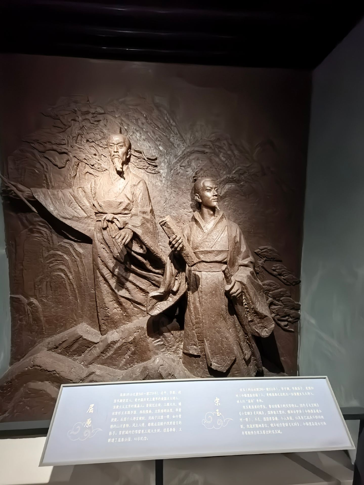 Stepping into the Changde Museum, this courtyard-style exhibition hall unfolds the millennia-old history of the Yuan and Li rivers. From the ancient rice-cultivating civilization of Chengtoushan to the Chu-Han bronzes...