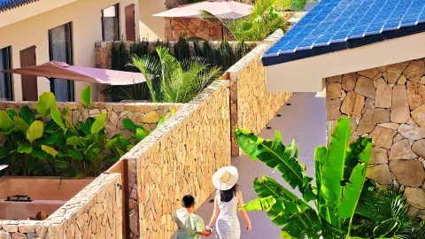 本当に北海にあるんです!新しい!南仏風の邸宅民宿! まさに北海の僑港にあり、銀灘へのアクセスも抜群。まるで南仏の邸宅にいるかのような美しさ! 一面が侘び寂びスタイルの民宿 — traveler post in 北海