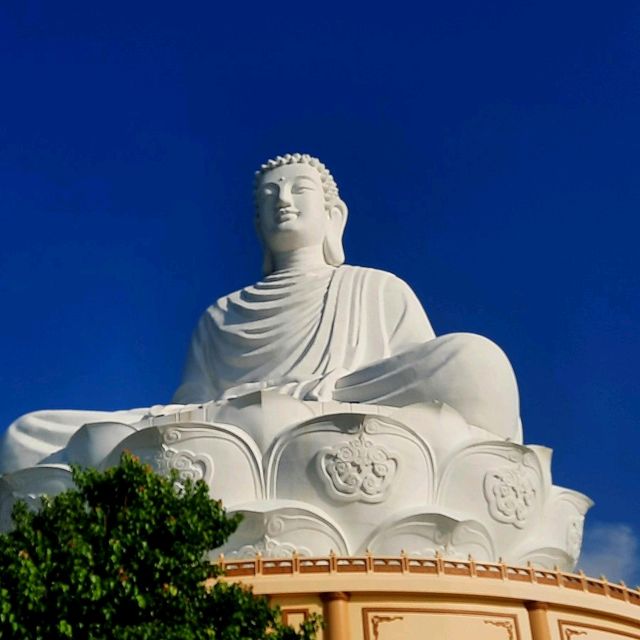 An immense White Budha with the sea view 