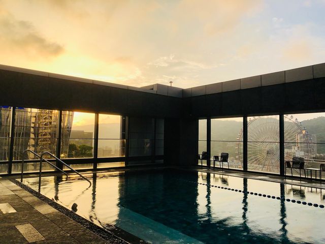 台北|🌇頂樓戶外泳池夕陽📍 Taipei Marriott Hotel 台北萬豪酒店 台北|🌇頂樓戶外泳池夕陽📍 Taipei Marriott Hotel 台北萬豪酒店