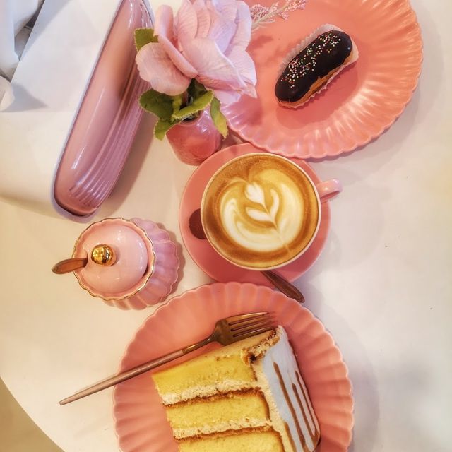 super pinky cafe @ Zalynz Oven