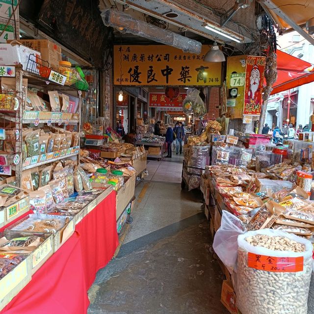 很有古早味的氣息，到處都是古蹟級的建築，迪化街的商業氣氛，還有街道邊不起眼的小吃攤