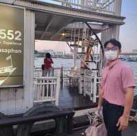 ล่องเรือดินเนอร์ กับร้านอาหารกินลมชมสะพาน