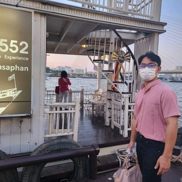 ล่องเรือดินเนอร์ กับร้านอาหารกินลมชมสะพาน