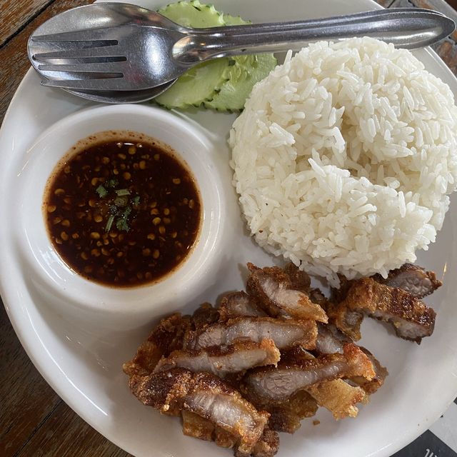 แวะกินก๋วยเตี๋ยวที่ร้านเตี๋ยวกระดูก 🍜 บางแสน