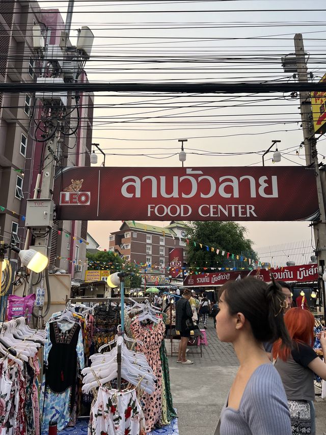 ถนนคนเดินวัวลาย ไม่มีวัว แต่มีของกินเยอะมากก