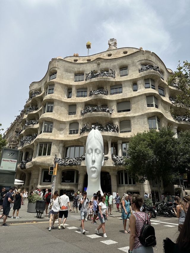 Casa Mila — a must visit attraction in Barcelona 🏠🏛️